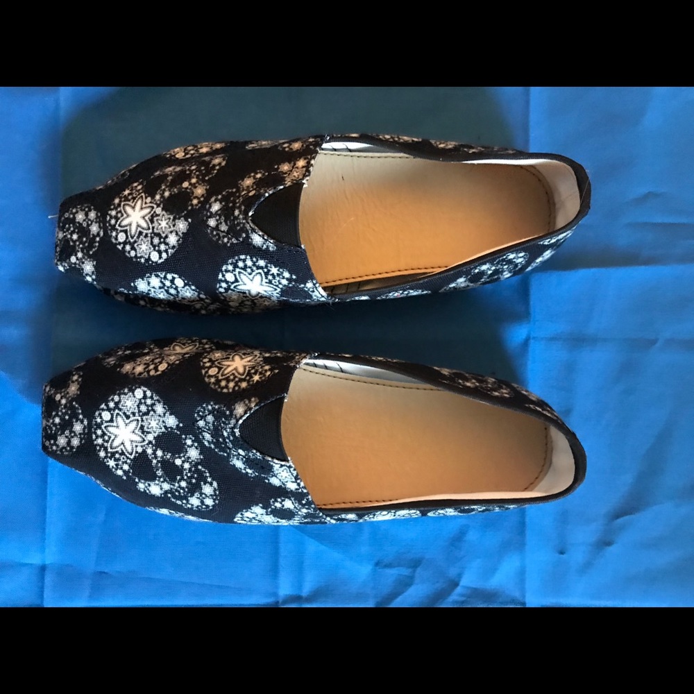 Beautiful navy and white cloth skull flats.